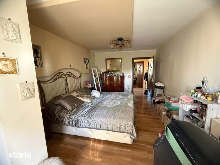 Apartament cu 3 camere semidecomandat în Craiovița Nouă