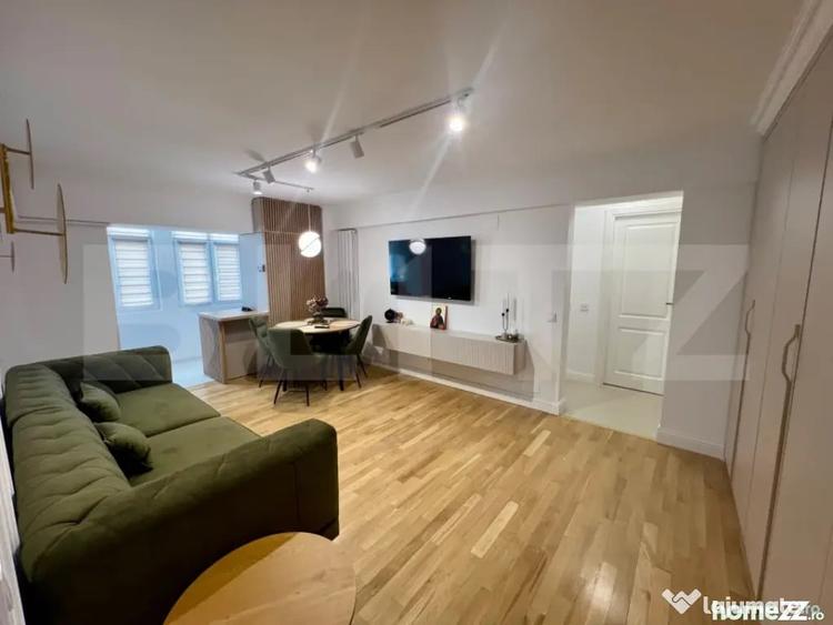 Apartament cu 3 camere semidecomandat în Central