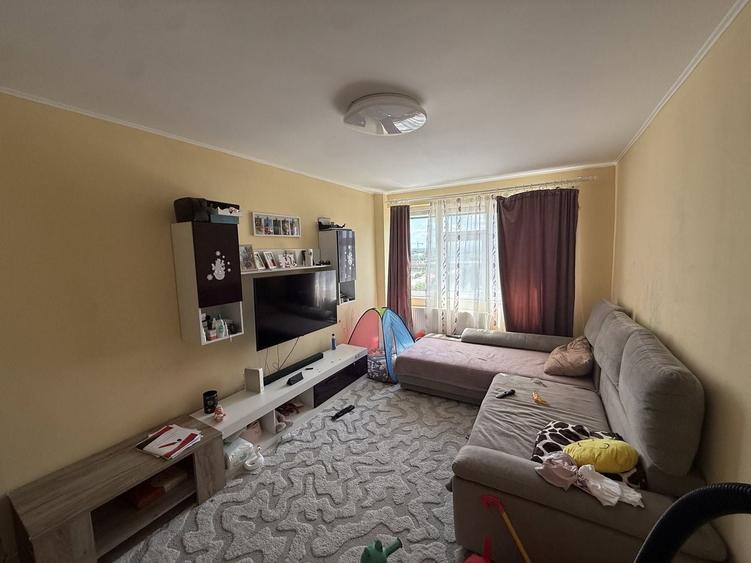 Apartament cu 3 camere semidecomandat, mobilat în Viziru 1