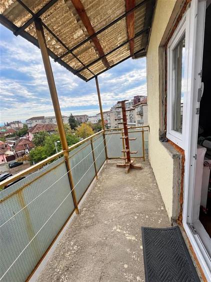 Apartament cu 3 camere decomandat în Nufărul