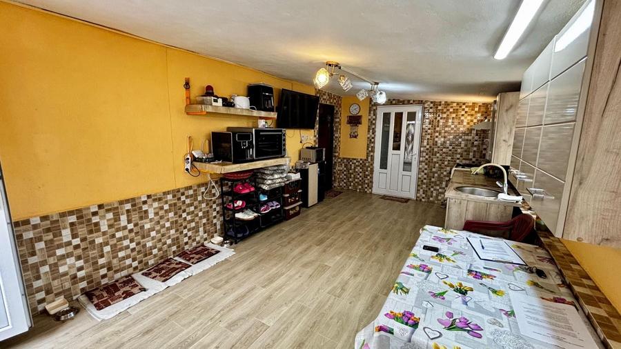 Casă individuală cu 9 camere cu Canalizare în Brătășanca