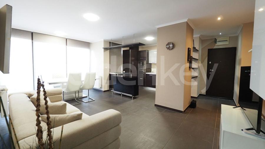 Apartament cu 3 camere semidecomandat, mobilat în Iancu Nicolae