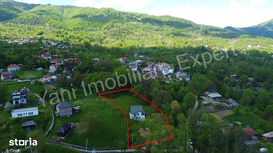 Casă cu 4 camere cu Teren 2435 Mp în Arefu