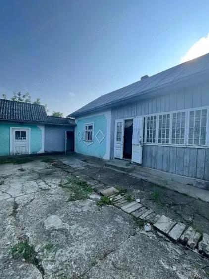 Casă cu 3 camere cu Teren 800 Mp în Siret