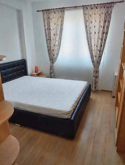Apartament cu 3 camere decomandat în Tractorul