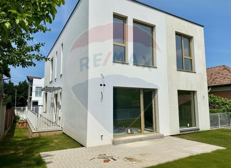 Duplex cu 5 camere cu Teren 278 Mp în Andrei Mureșanu