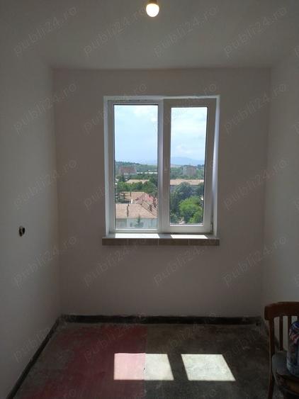 Apartament cu 3 camere decomandat în Onești