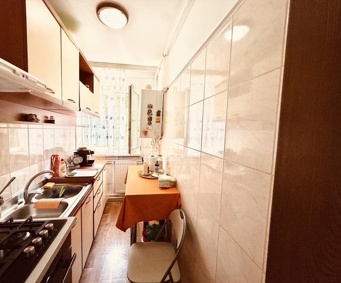 Apartament cu 3 camere semidecomandat în