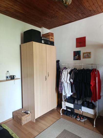 Se oferă spre vânzare o casă cu două nivele situată în Piața Victoriei - 6