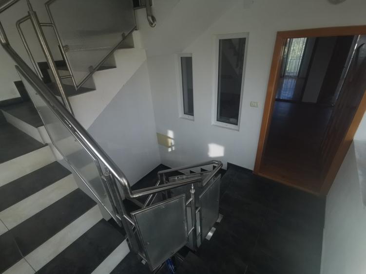 Casă individuală cu 9 camere cu Canalizare în Blașcovici
