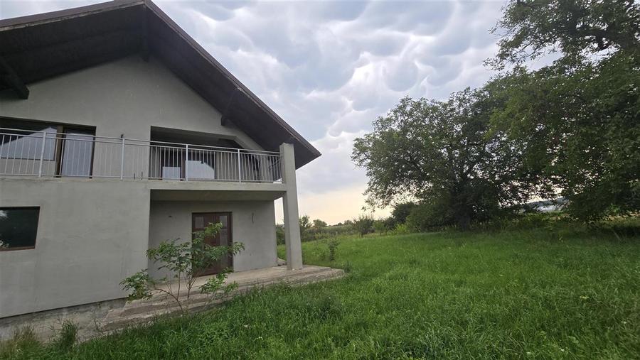 Casă cu 5 camere cu Teren 1483 Mp în Mitocu Dragomirnei