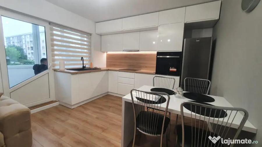 Apartament cu 3 camere decomandat în Între Lacuri