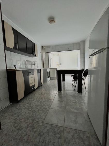Apartament cu 3 camere decomandat în Trivale