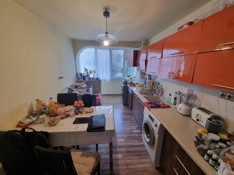 Apartament cu 4 camere semidecomandat, mobilat în Faleza Nord