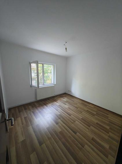 Apartament cu 4 camere decomandat în Micro 16