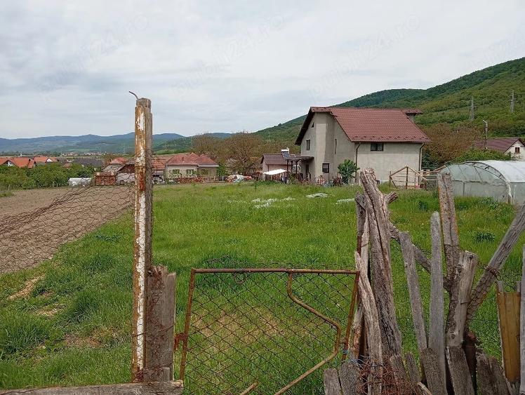 Casă cu 2 camere cu Teren 1843 Mp în Urișor