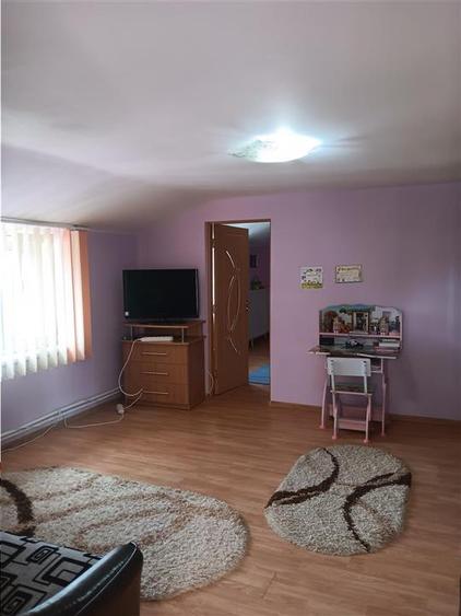 Casă cu 9 camere cu Canalizare în Cârlig
