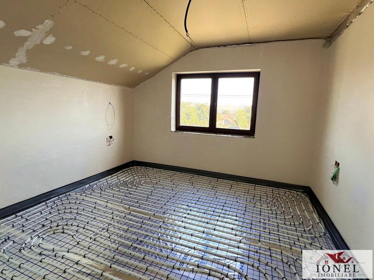 Casă individuală cu 5 camere cu Teren 833 Mp în Est