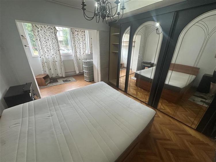 Apartament cu 4 camere decomandat în Lipovei