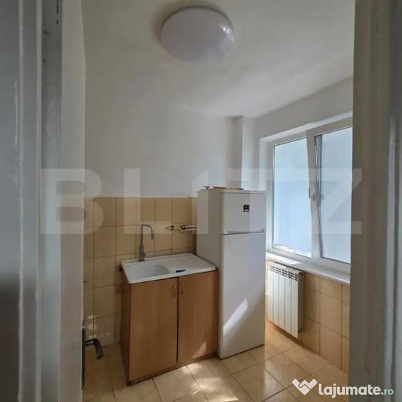 Apartament cu 3 camere semidecomandat în Central