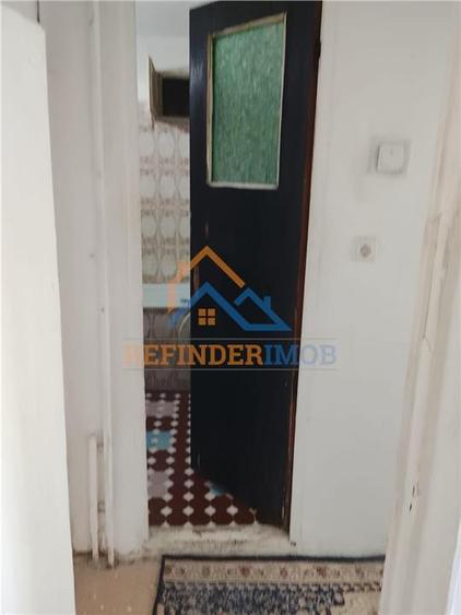 Apartament cu 4 camere semidecomandat în Rahova