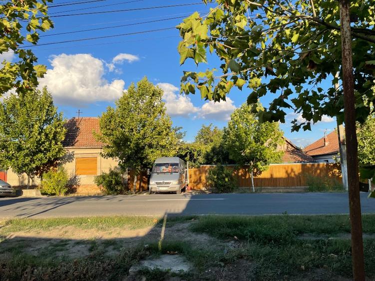 Casă individuală cu 4 camere cu Teren 2500 Mp în Central