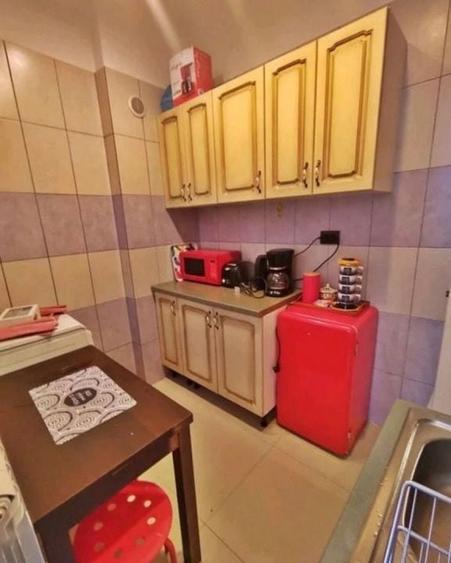Apartament cu 3 camere semidecomandat, mobilat în Tineretului