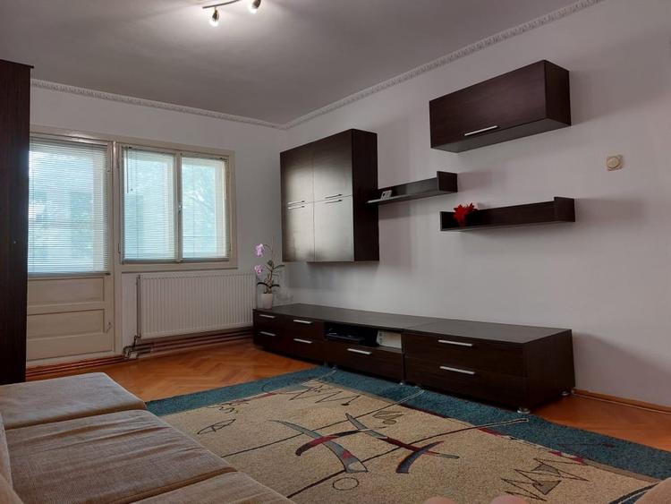 Apartament cu 3 camere decomandat, mobilat în Girocului