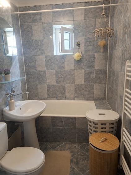 Apartament cu 3 camere decomandat, mobilat în Craiovița Nouă