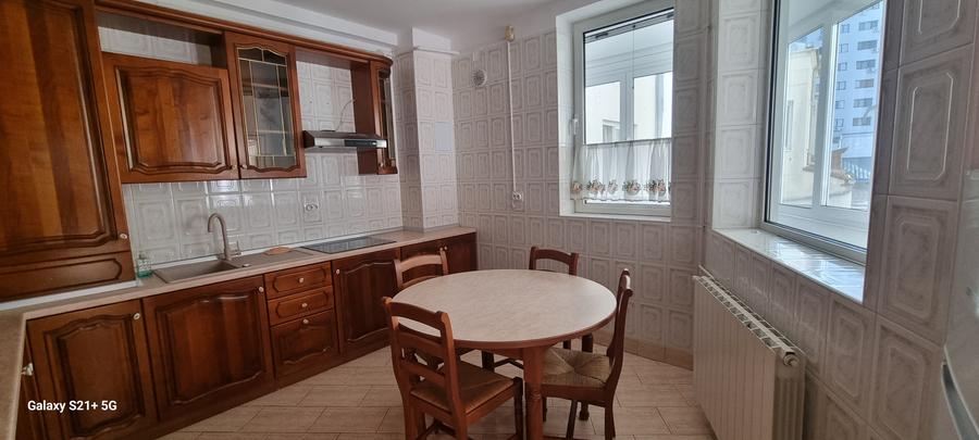 Apartament cu 3 camere decomandat în Dorobanți
