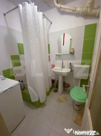 Apartament cu 3 camere semidecomandat, mobilat în Calea București