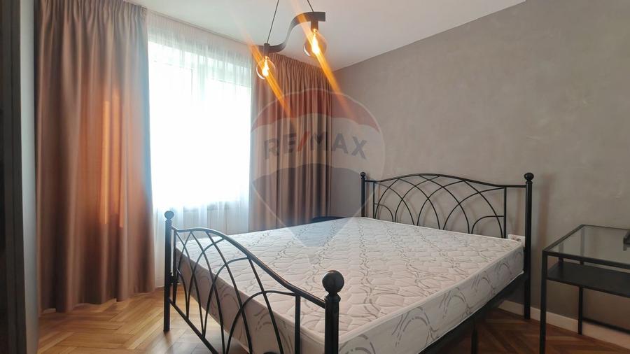 Apartament cu 2 camere semidecomandat, mobilat în Tei