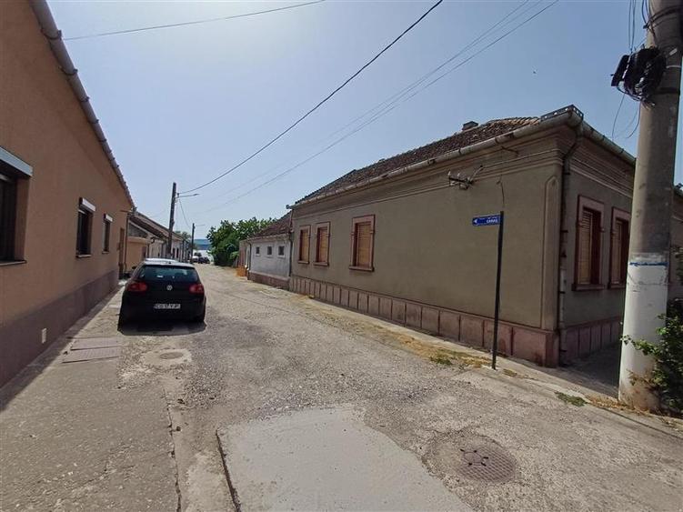 Casă individuală cu 5 camere cu Canalizare în Sud