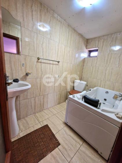 Casă individuală cu 10 camere cu Canalizare în Teiș