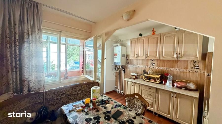 Apartament cu 3 camere semidecomandat în Craiovița Nouă