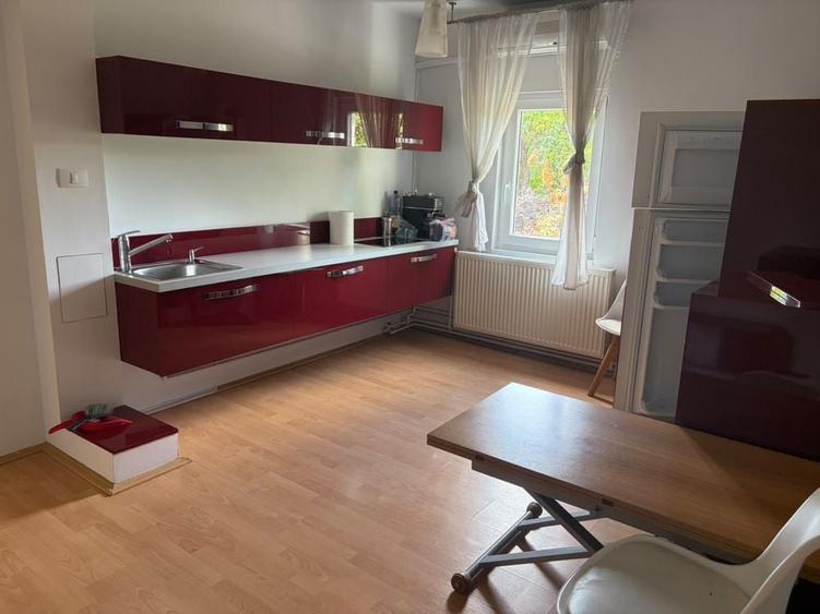 Apartament cu 3 camere decomandat în Medicină