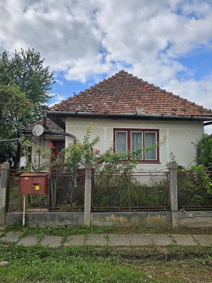 Casă cu 2 camere cu Teren 1400 Mp în Hetiur