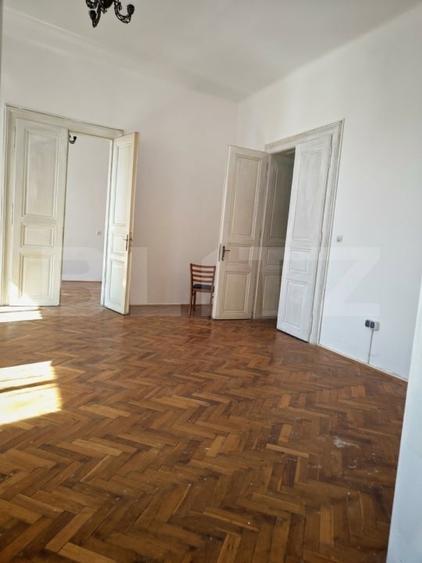 Apartament cu 3 camere semidecomandat în P-ța Maria