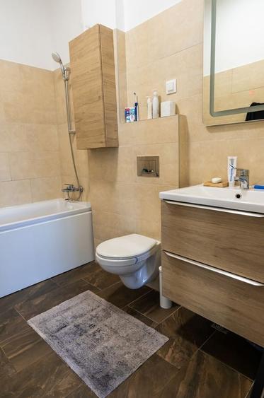Apartament cu 3 camere semidecomandat, mobilat în Est