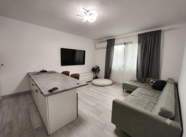 Apartament cu 3 camere decomandat, mobilat în Central