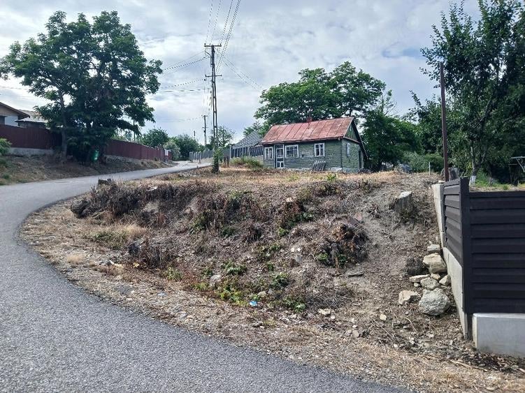 Teren de 2300 mp, în Pătrăuți