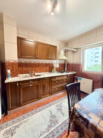 Apartament cu 3 camere decomandat, mobilat în Costin Georgian