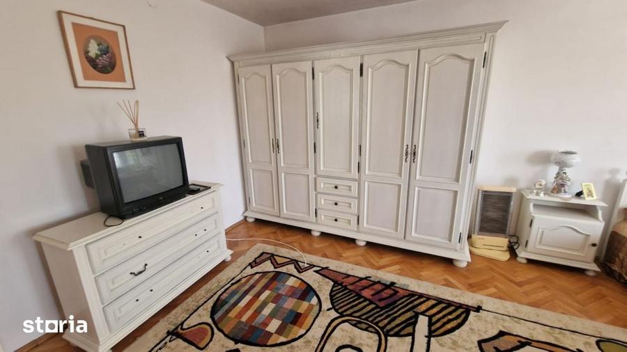 Casă cu 8 camere cu Teren 750 Mp în Cetate