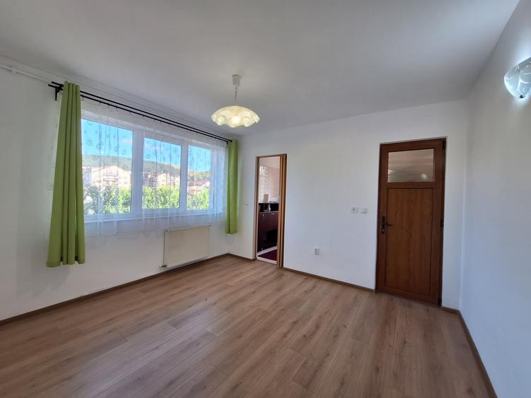 Apartament cu 2 camere semidecomandat, mobilat în Florești