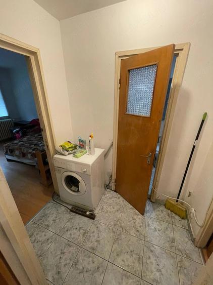 Apartament cu 3 camere semidecomandat în Berceni