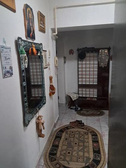 Apartament cu 3 camere semidecomandat în Exterior Vest