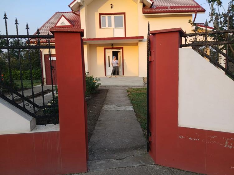 Casă cu 4 camere cu Teren 1594 Mp în Exterior Nord