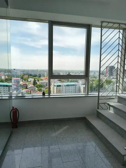 Penthouse cu 4 camere decomandat în 1 Mai