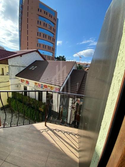 Casă individuală cu 8 camere cu Canalizare în Central