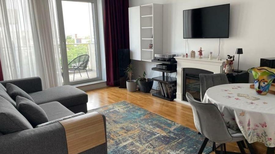 Apartament cu 2 camere semidecomandat, mobilat în 1 Mai